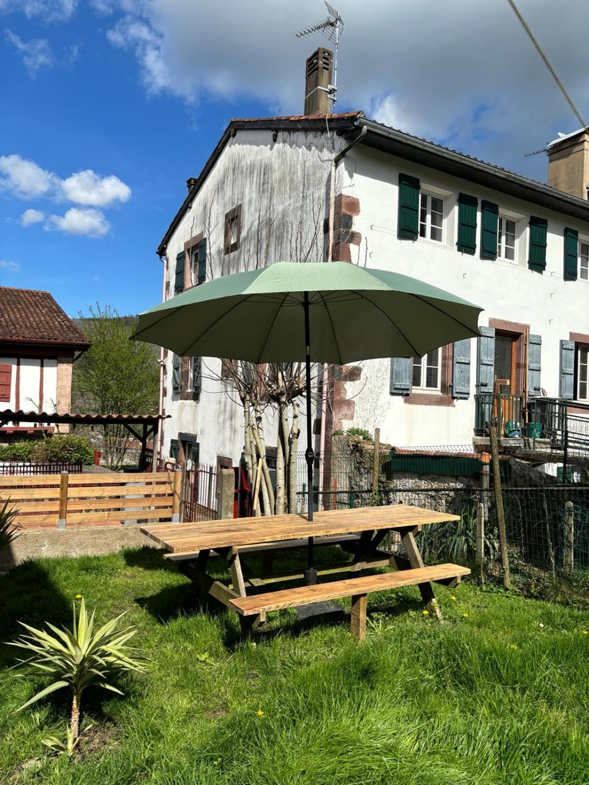 Maison Au Coeur De La Rue Pietonne Saint-Jean-Pied-de-Port Exteriör bild